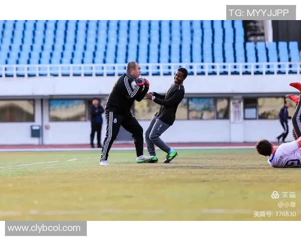 劳托卡与雷瓦的激烈对决揭示足球战术的精彩与魅力